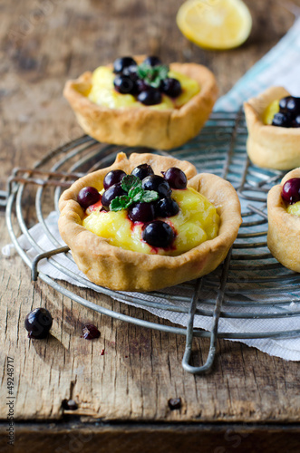 Baskets with lemon cream and black currant