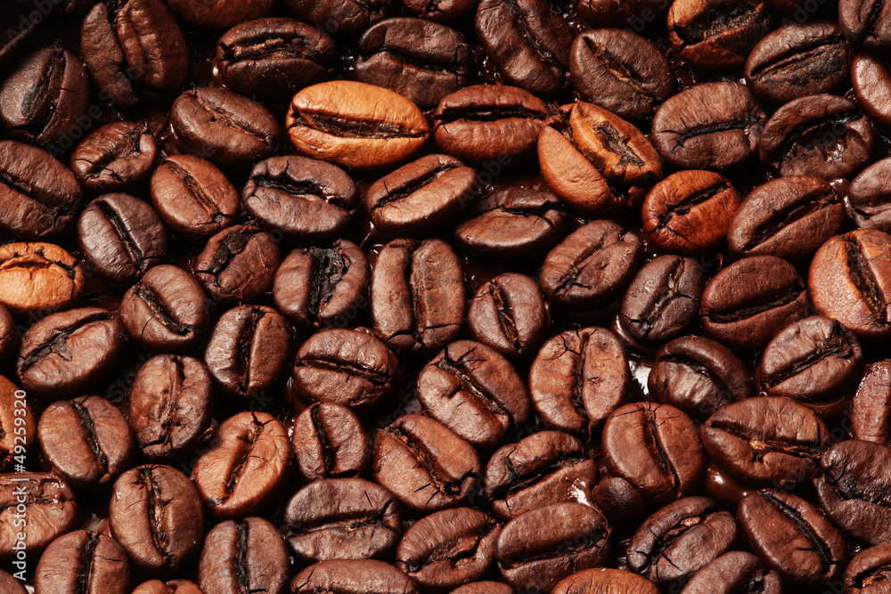Naklejka premium Roasted Coffee beans closeup background