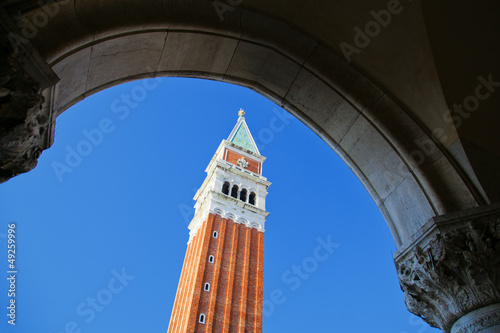 Campanile durch einen Bogen des Dogenpalastes