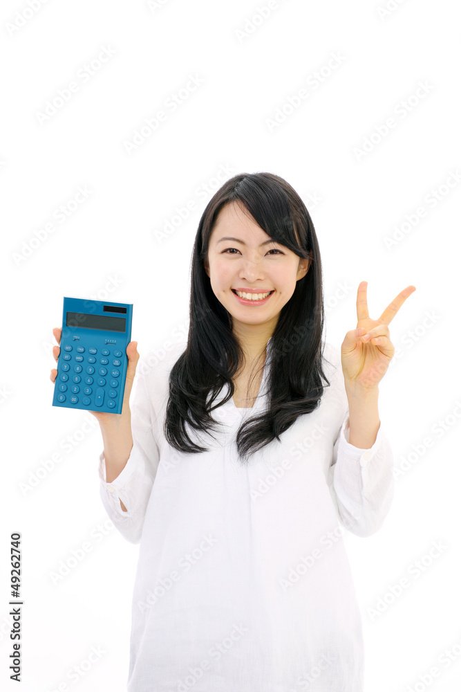 電卓を使う女性