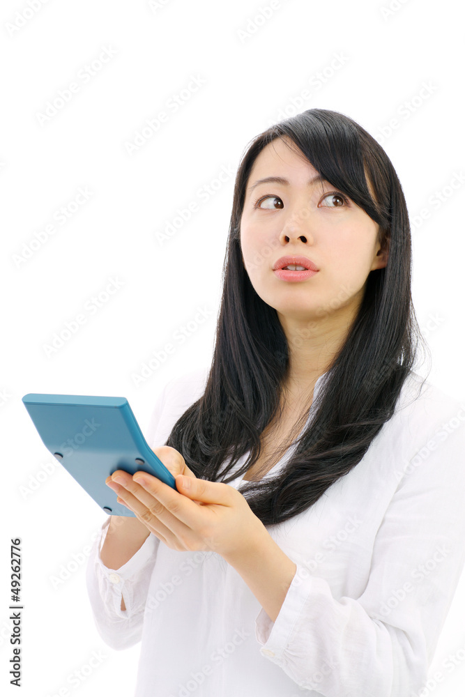 電卓を使う女性 電卓を使う女性
