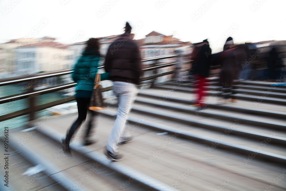 Obraz premium Fußgänger überqueren eine Brücke in Venedig