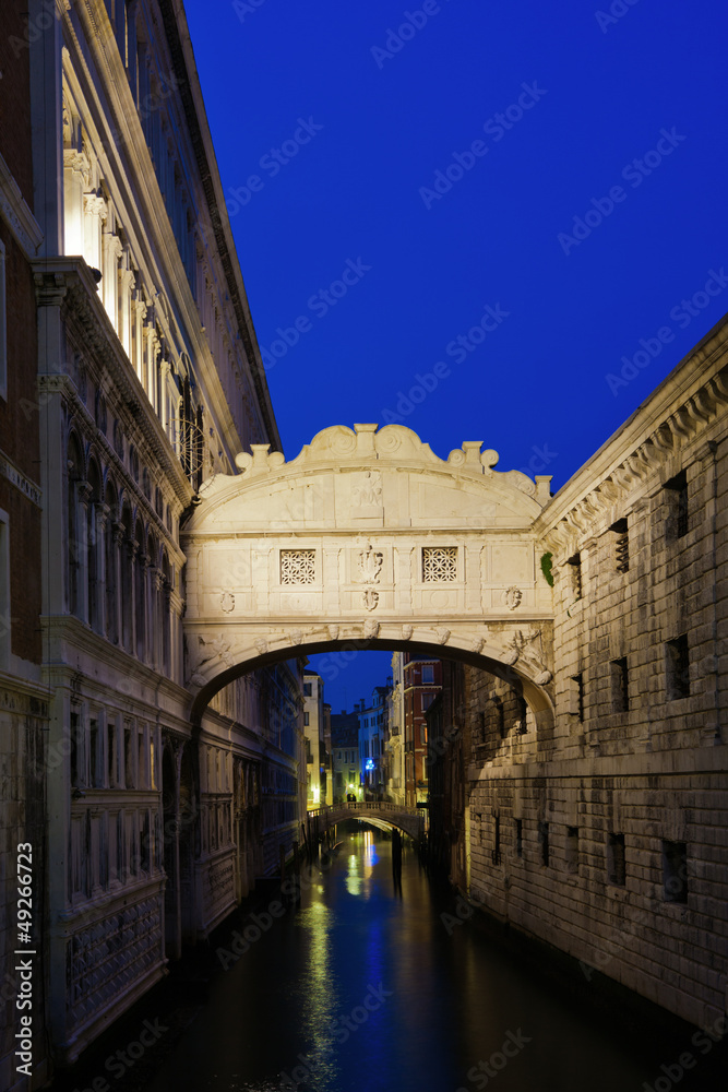 Seufzerbrücke in Venedig zur blauen Stunde