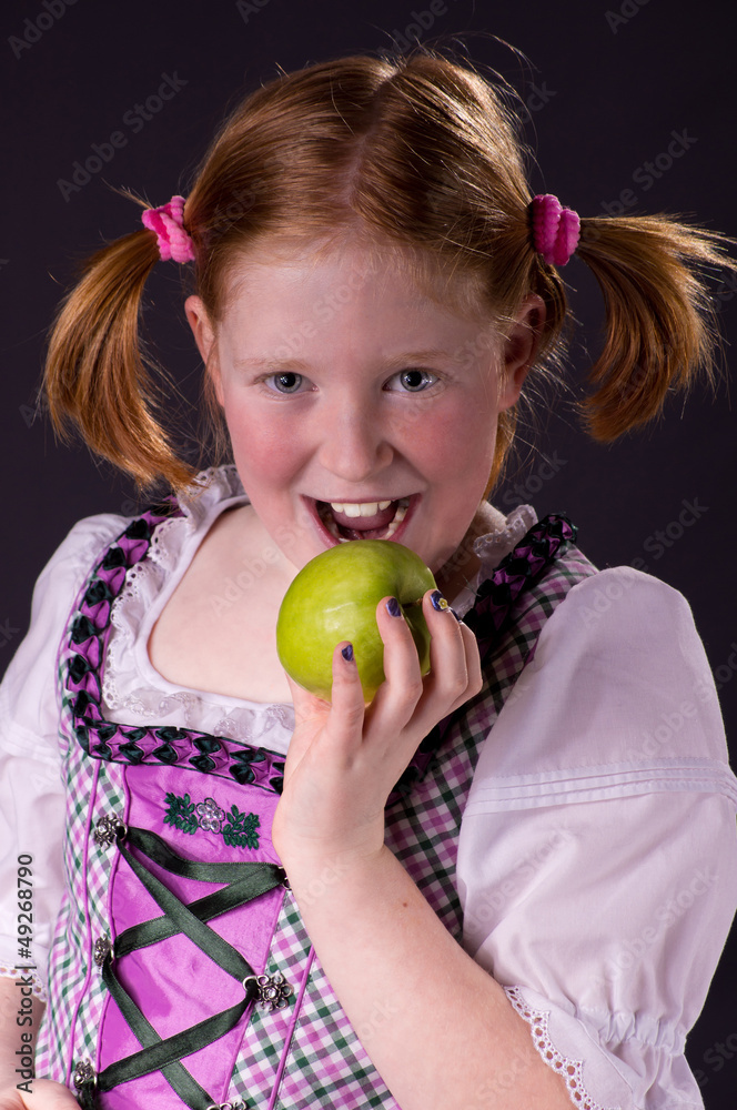 Dirndl beisst in einen Apfel Dirndl beisst in einen Apfel