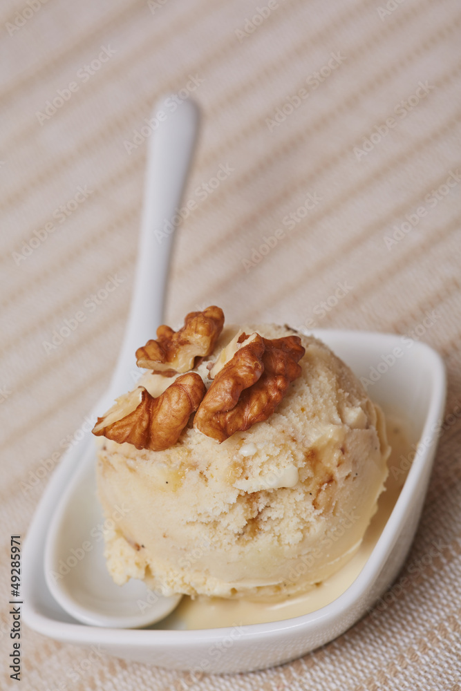 Eine Kugel Walnusseis Stock Photo | Adobe Stock