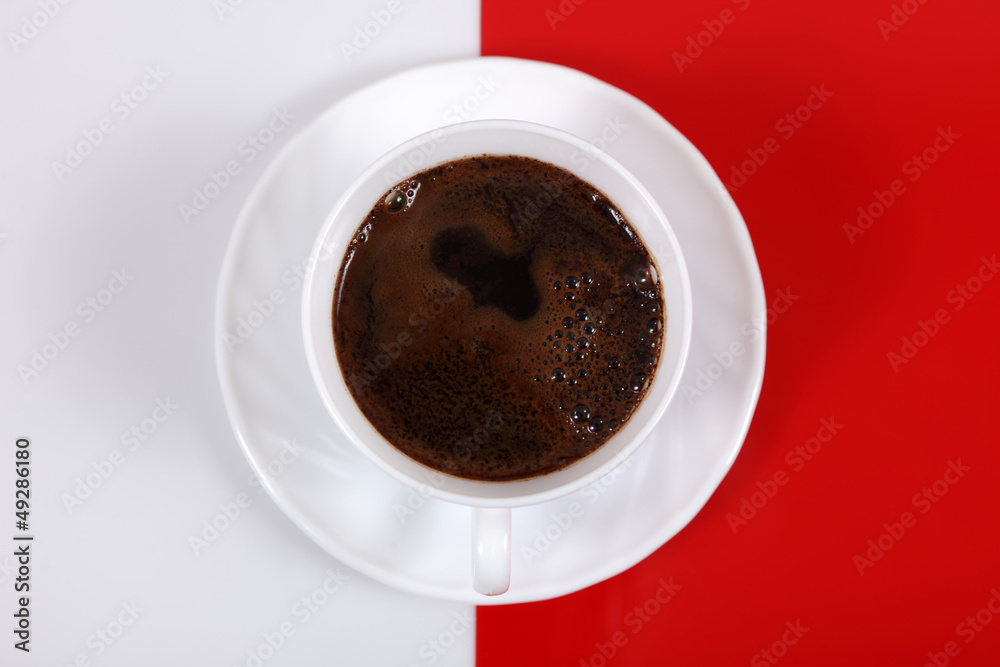 Kawa w białej filiżance na biało czerwonym tle, widok z góry. - obrazy, fototapety, plakaty 