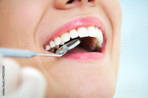 Obraz na płótnie Close-up of young female having her teeth examinated w salonie