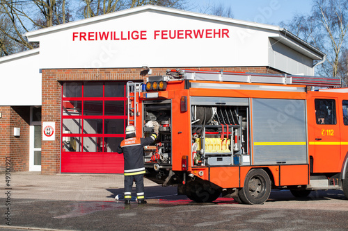 Feuerwehr Feuerwehrmann am Einsatzfahrzeug