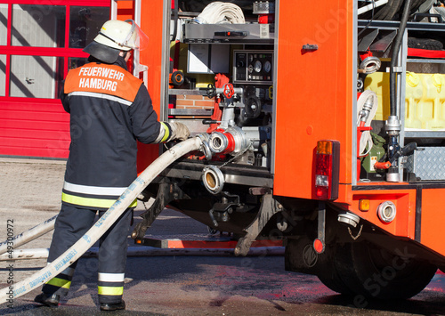 Feuerwehr Feuerwehrmann bedient Einsatzfahrzeug