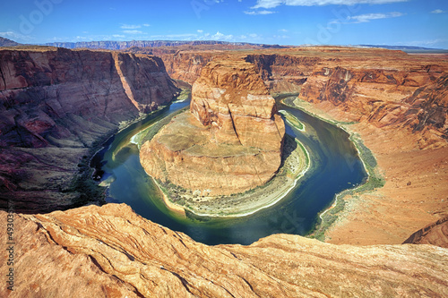 horizontal view of the famous Horse Shoe Bend