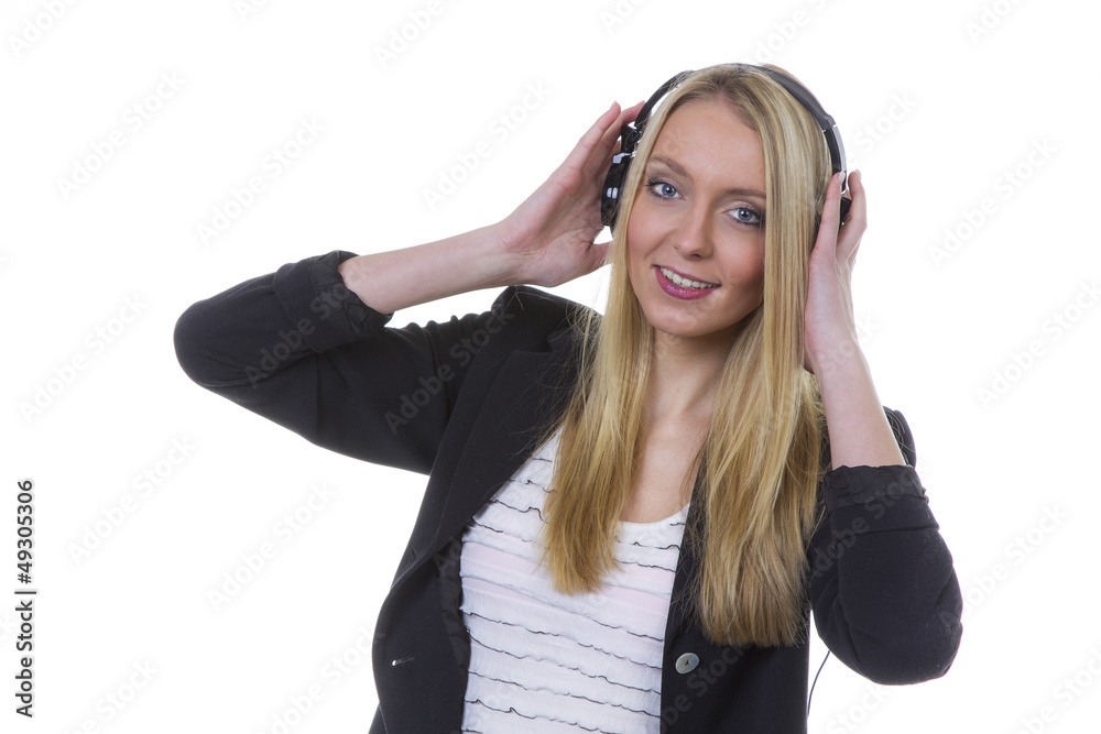 Blonde Frau hört Musik über Kopfhörer Blonde Frau hört Musik über Kopfhörer