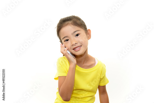 携帯電話で会話中の笑顔の女の子