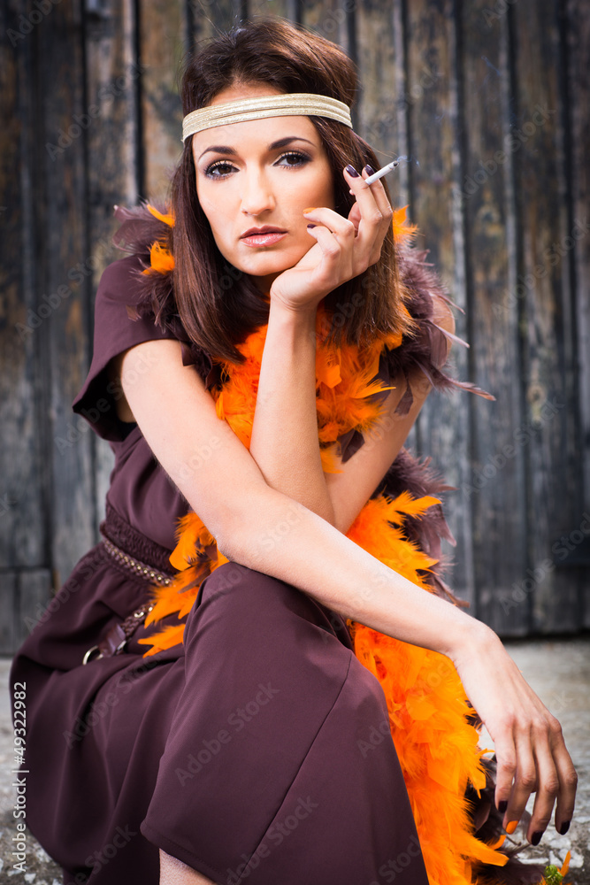 Obraz premium smoking actress in brown and orange boa