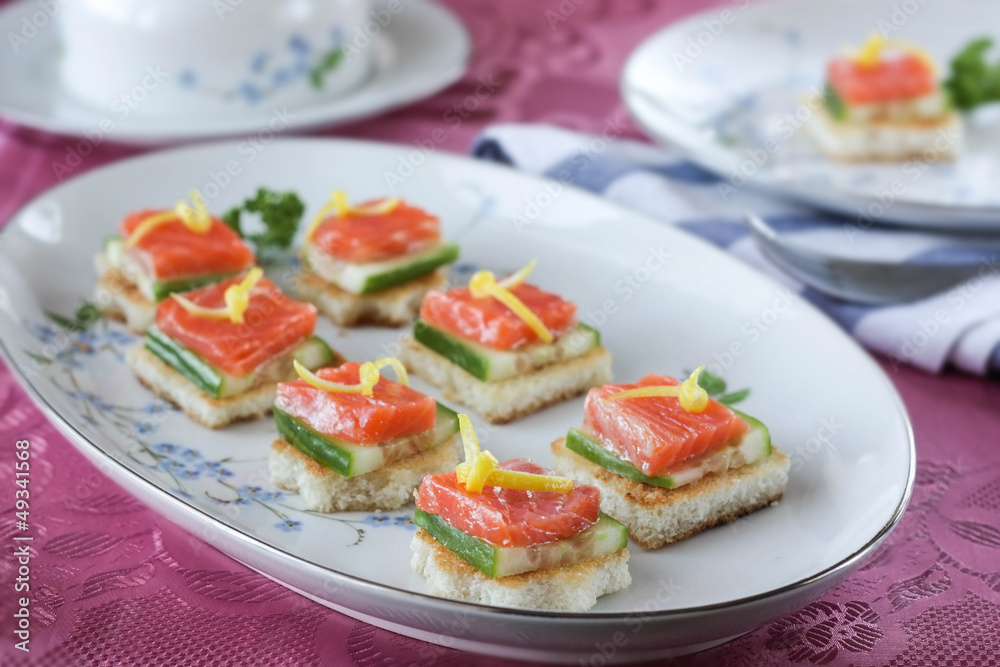 крутоны с огурцом и красной рыбой крутоны с огурцом и красной рыбой