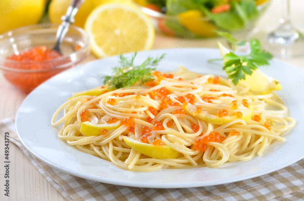 Spaghetti mit Forellenkaviar und Zitronensoße Spaghetti mit Forellenkaviar und Zitronensoße