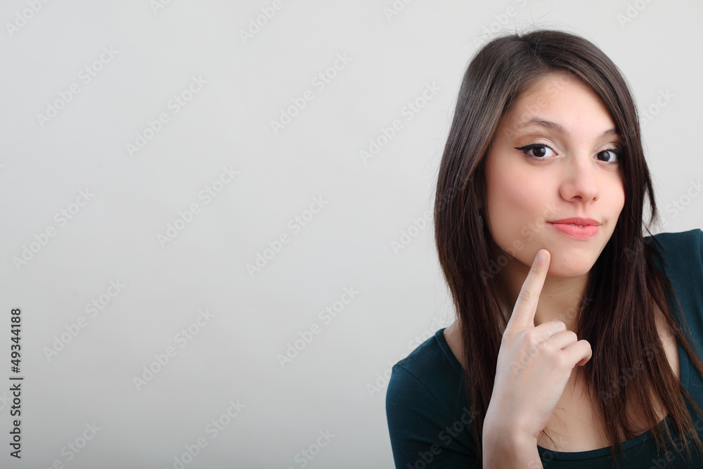 Giovane ragazza con vestito verde