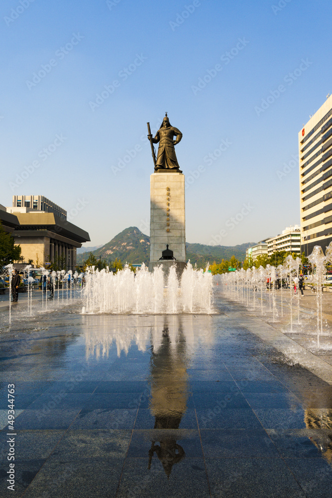 Naklejka premium Statue of Yi Sun-shin. Gwanghwamun Square