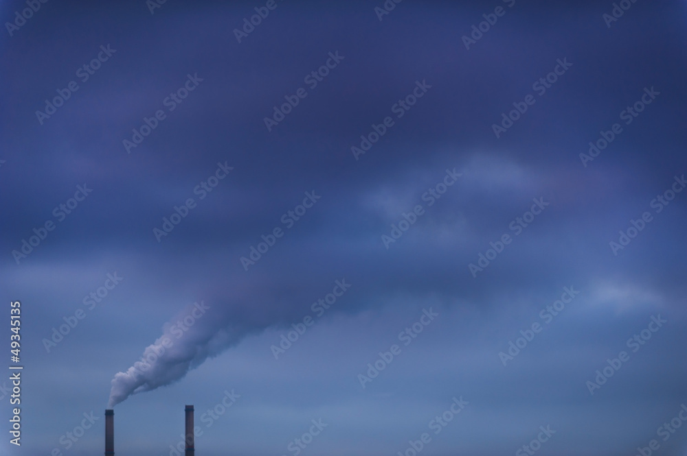 Obraz premium Heavy smoke from coal powered plant stacks profiled on sky