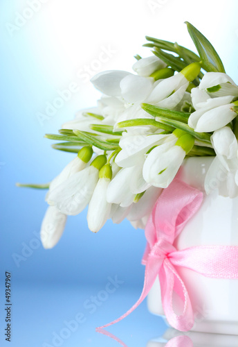 Fototapeta Naklejka Na Ścianę i Meble -  beautiful bouquet of snowdrops in vase with bow