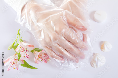 Transparent single use gloves