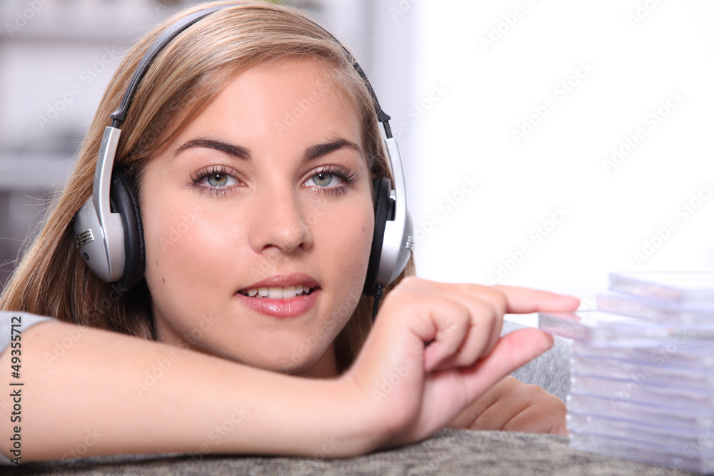 Naklejka premium Girl listening to music