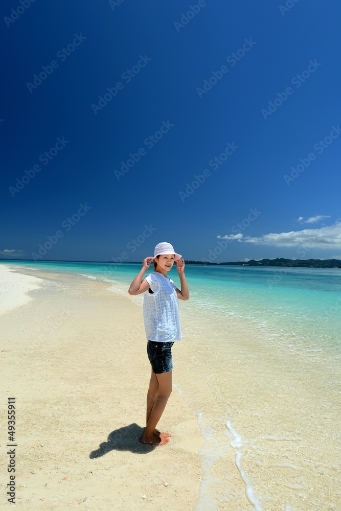 南国沖縄の美しいビーチで寛ぐ女性