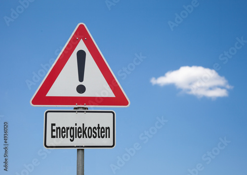 Achtung-Schild mit Wolke ENERGIEKOSTEN