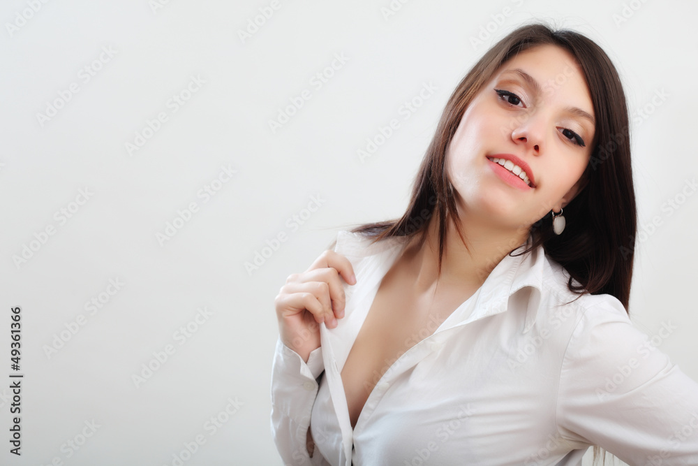 Sorriso di ragazza con camicia bianca Sorriso di ragazza con camicia bianca