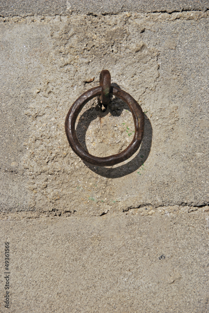 Metallic shackle Metallic shackle