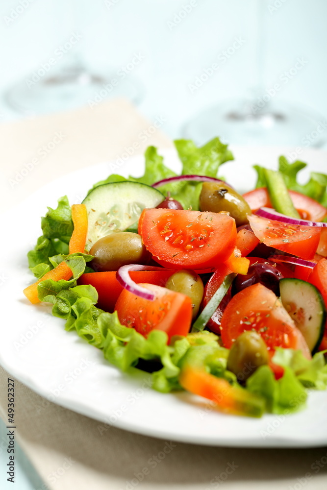 insalata di pomodori cipolla e cetrioli