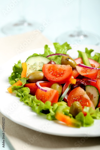 insalata di pomodori cipolla e cetrioli