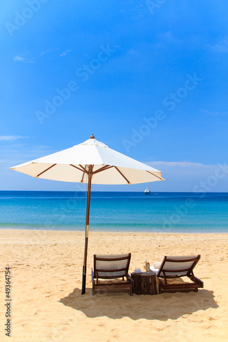 beds and umbrella on a beach © Netfalls