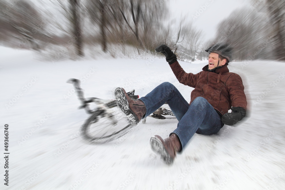 Fototapeta premium Fahrradunfall im Winter mit Mann beim Fallen