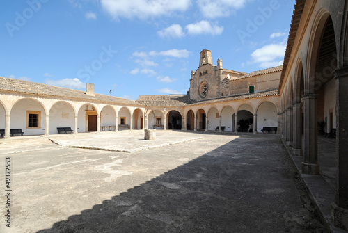 Le cloître du sanctuaire de Monti-sion à Porreres à Majorque © arvernho