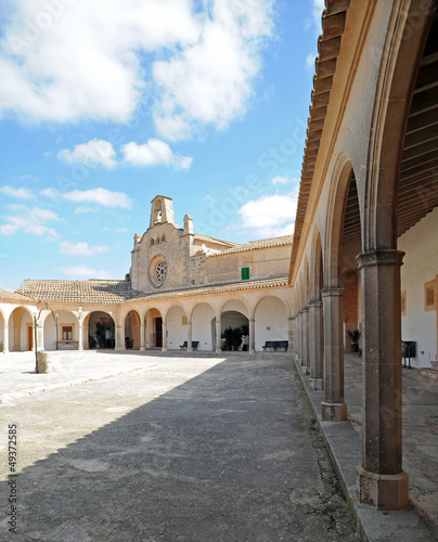 Le cloître du sanctuaire de Monti-sion à Porreres à Majorque © arvernho