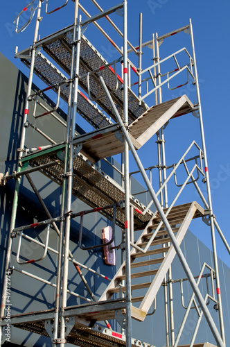 montagegerüst auf einer baustelle