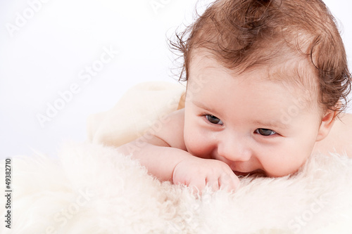 kleines süßes baby portrait kleinkind neugeboren