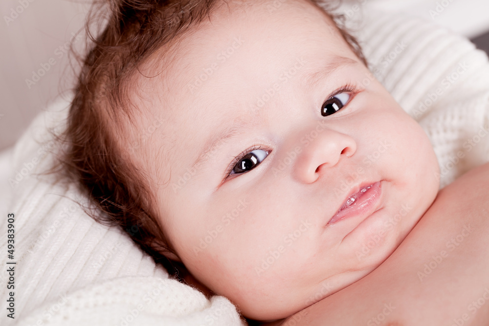 kleines süßes baby kleinkind neugeborenes im korb liegend kleines süßes baby kleinkind neugeborenes im korb liegend
