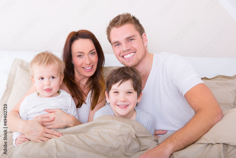 glückliche familie zu hause im bett glückliche familie zu hause im bett
