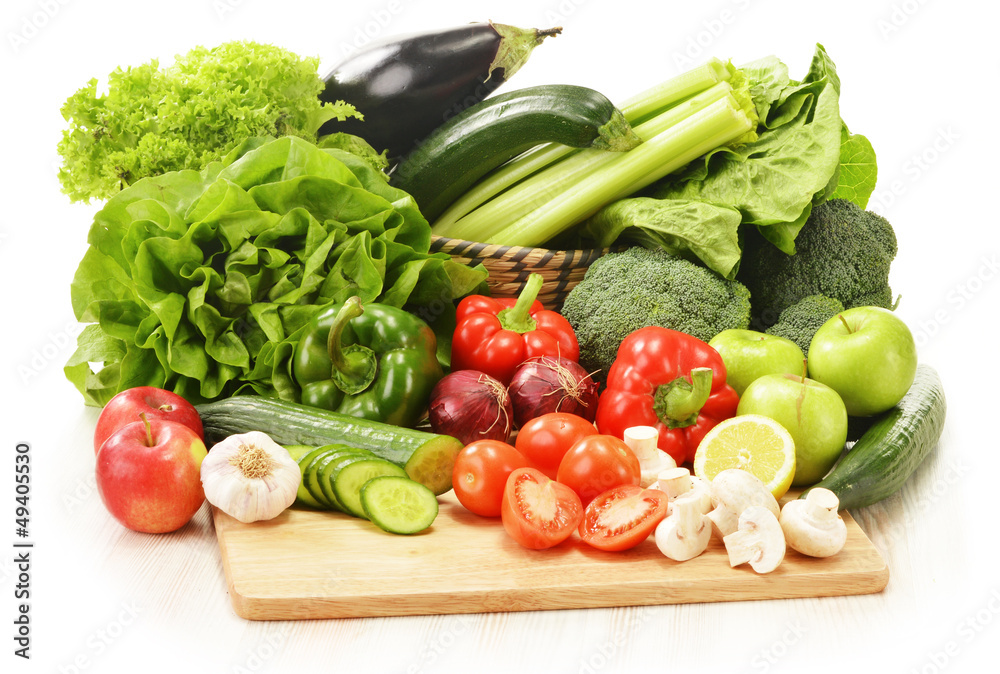 Naklejka Skład z surowymi warzywami odizolowywającymi na bielu