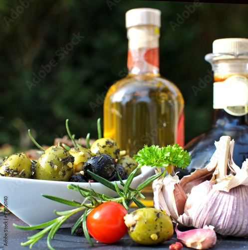 Fototapeta Naklejka Na Ścianę i Meble -  Italische Vorspeise: Oliven, Olivenöl, Tomaten und Knoblauch