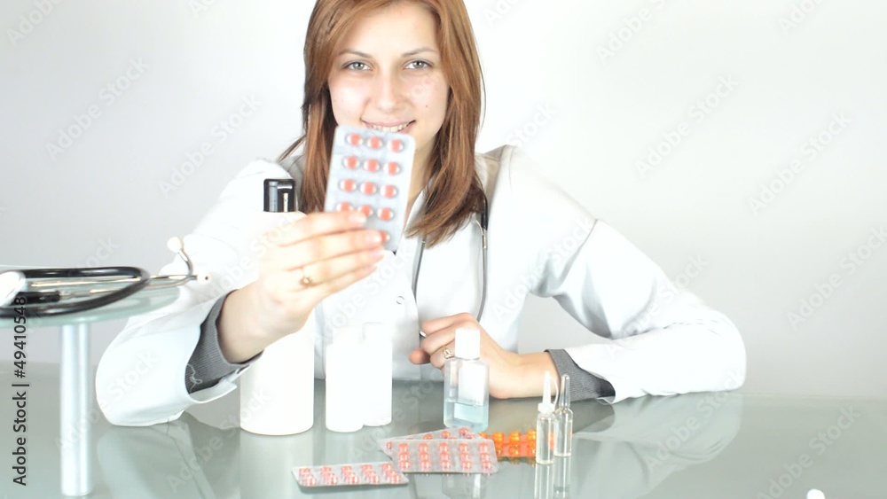 Doctors look as cosmetics, then picks up a tablet