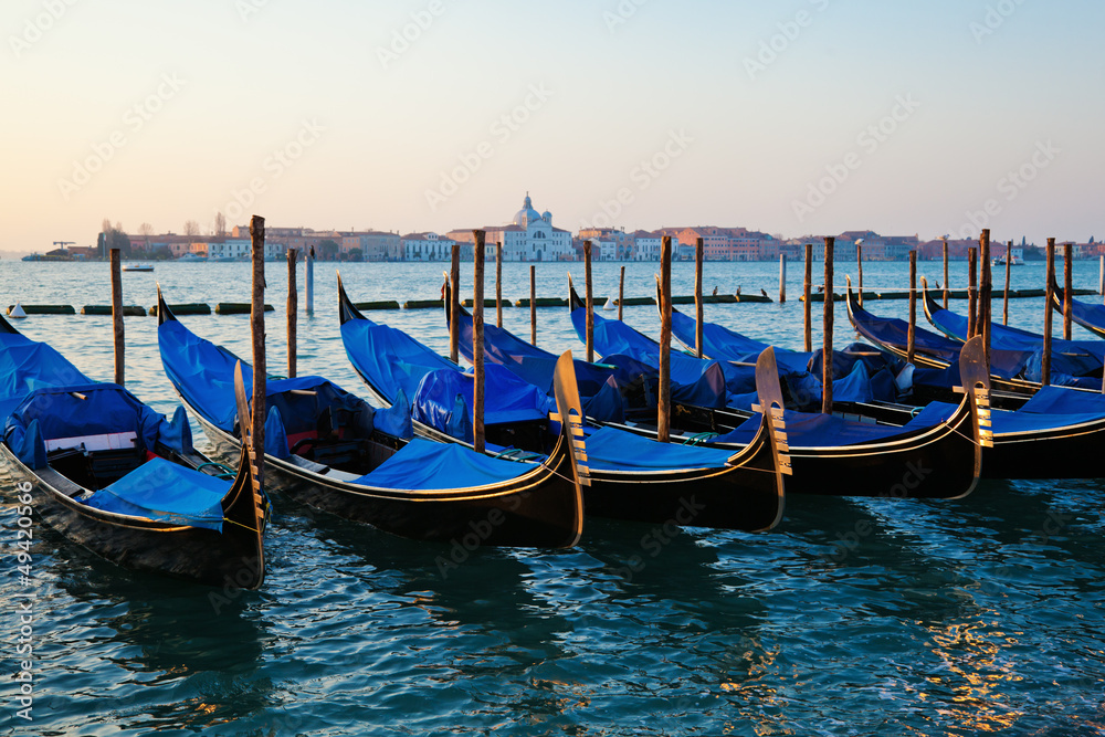 Gondeln im Kanal von Venedig
