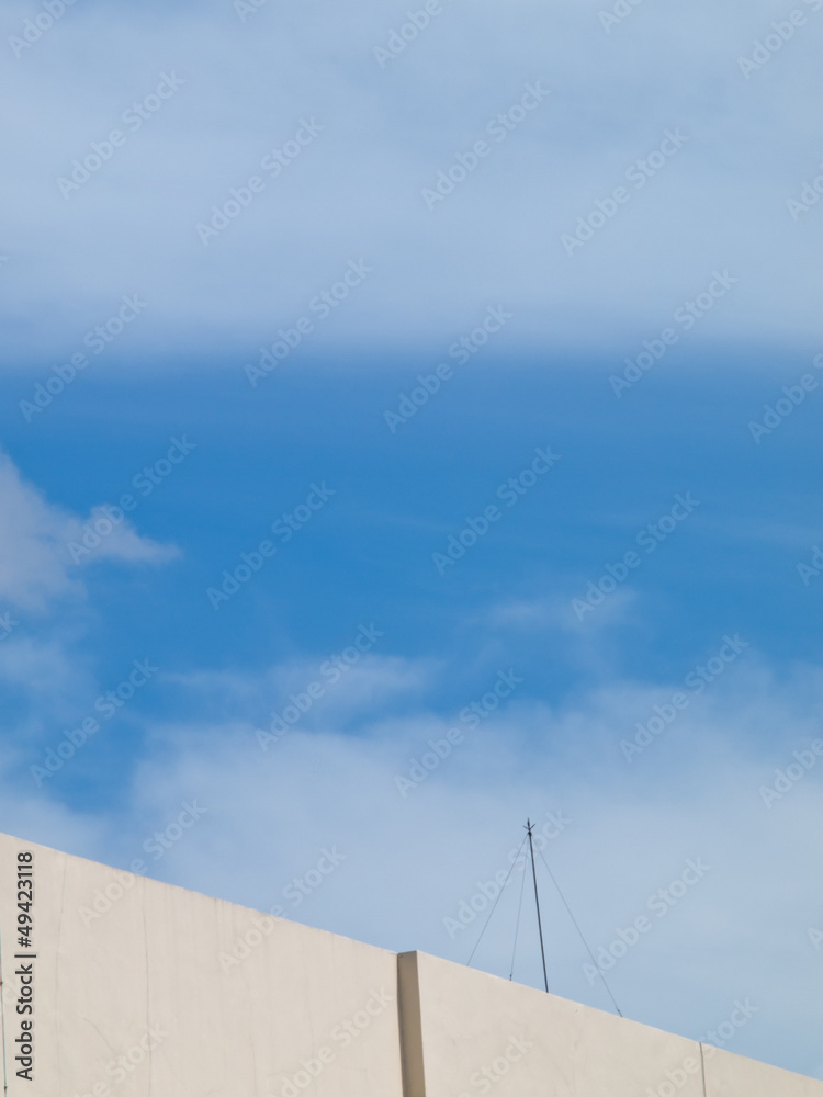 Fototapeta premium White wall and blue sky