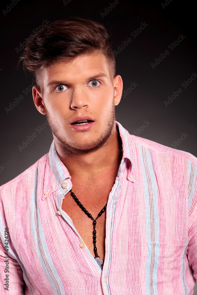 Obraz premium posing surprised while looking at you