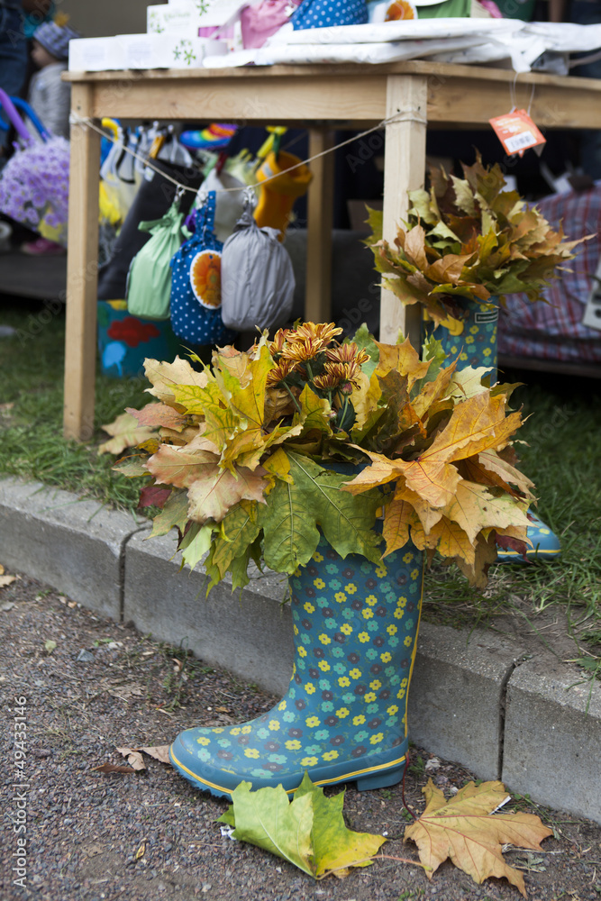 Obraz premium Autumn boot with maple, steet decoration