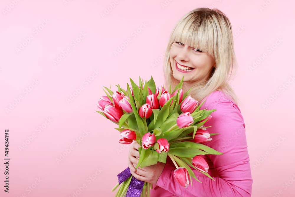Glückliche Frau mit Tulpenstrauss - Geburtstag