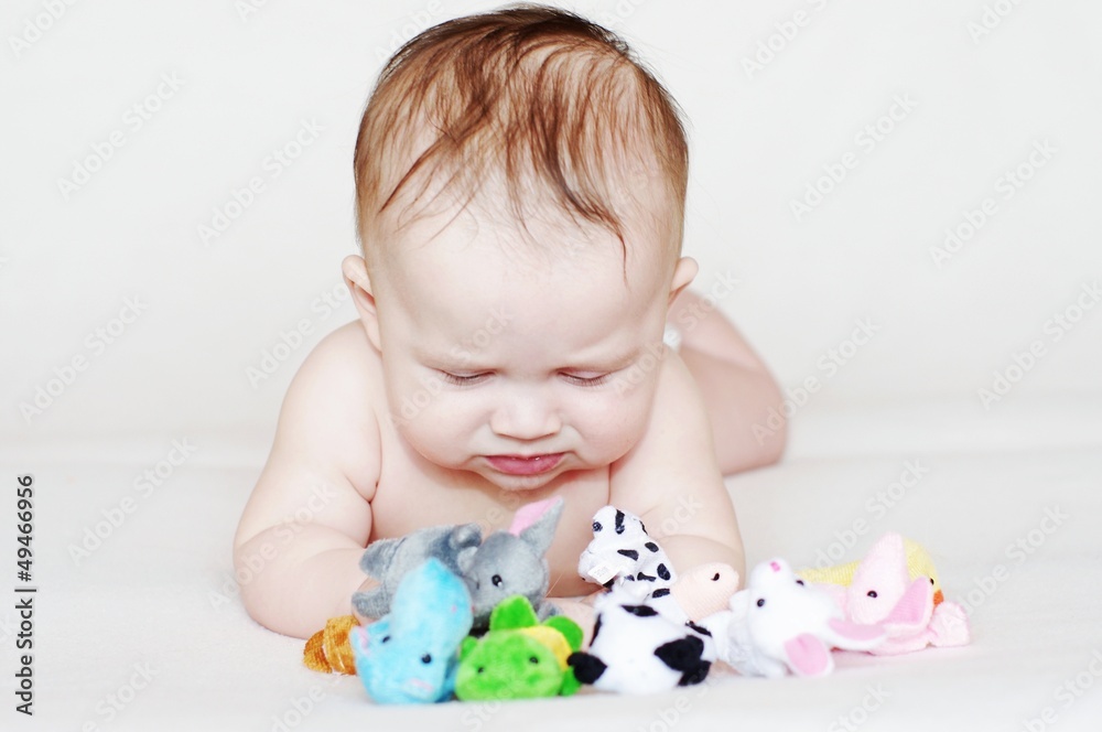 The baby plays small plush toys 4,5 months The baby plays small plush toys 4,5 months