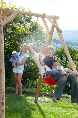 Familie an der Schaukel