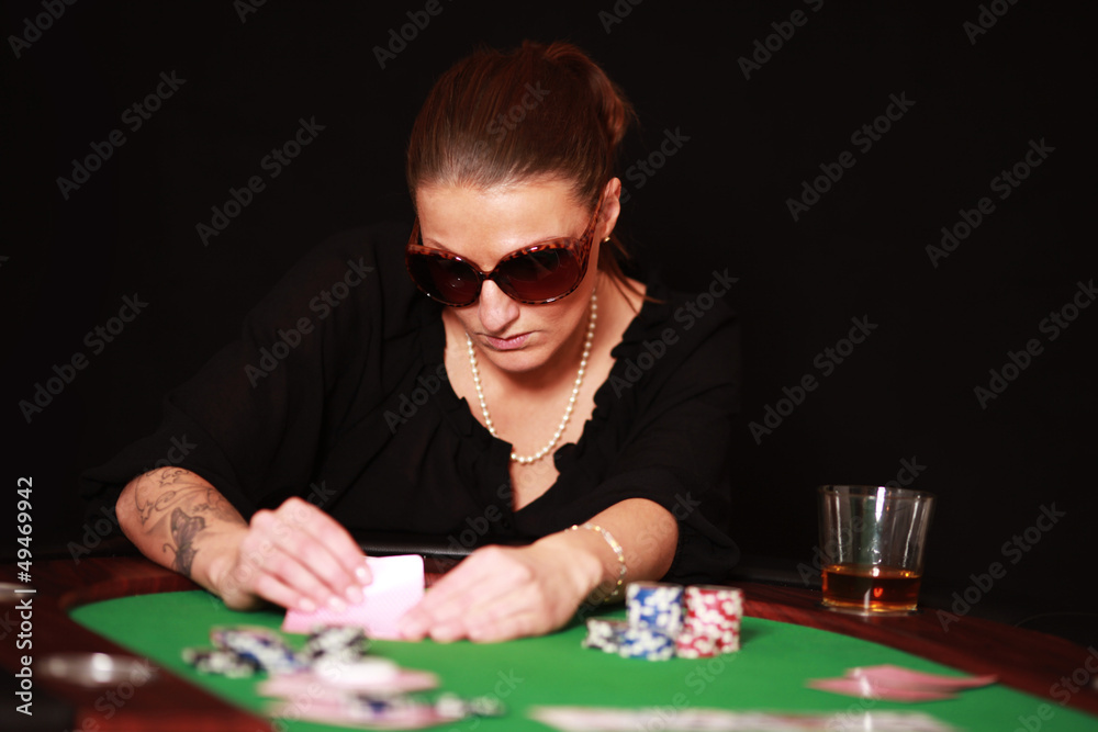 Frau spielt Poker Frau spielt Poker